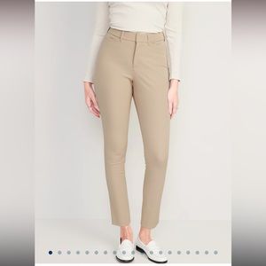 Old Navy Curvy High-Waisted Pixie Skinny Ankle
Pants for Women in Size 4